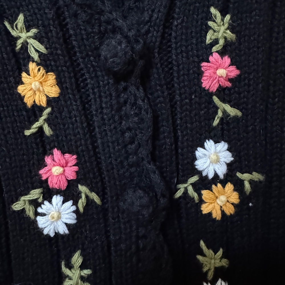 Sezane Black Short-Sleeve Ribbed Cardigan with Floral Embroidery - Picture 4 of 7